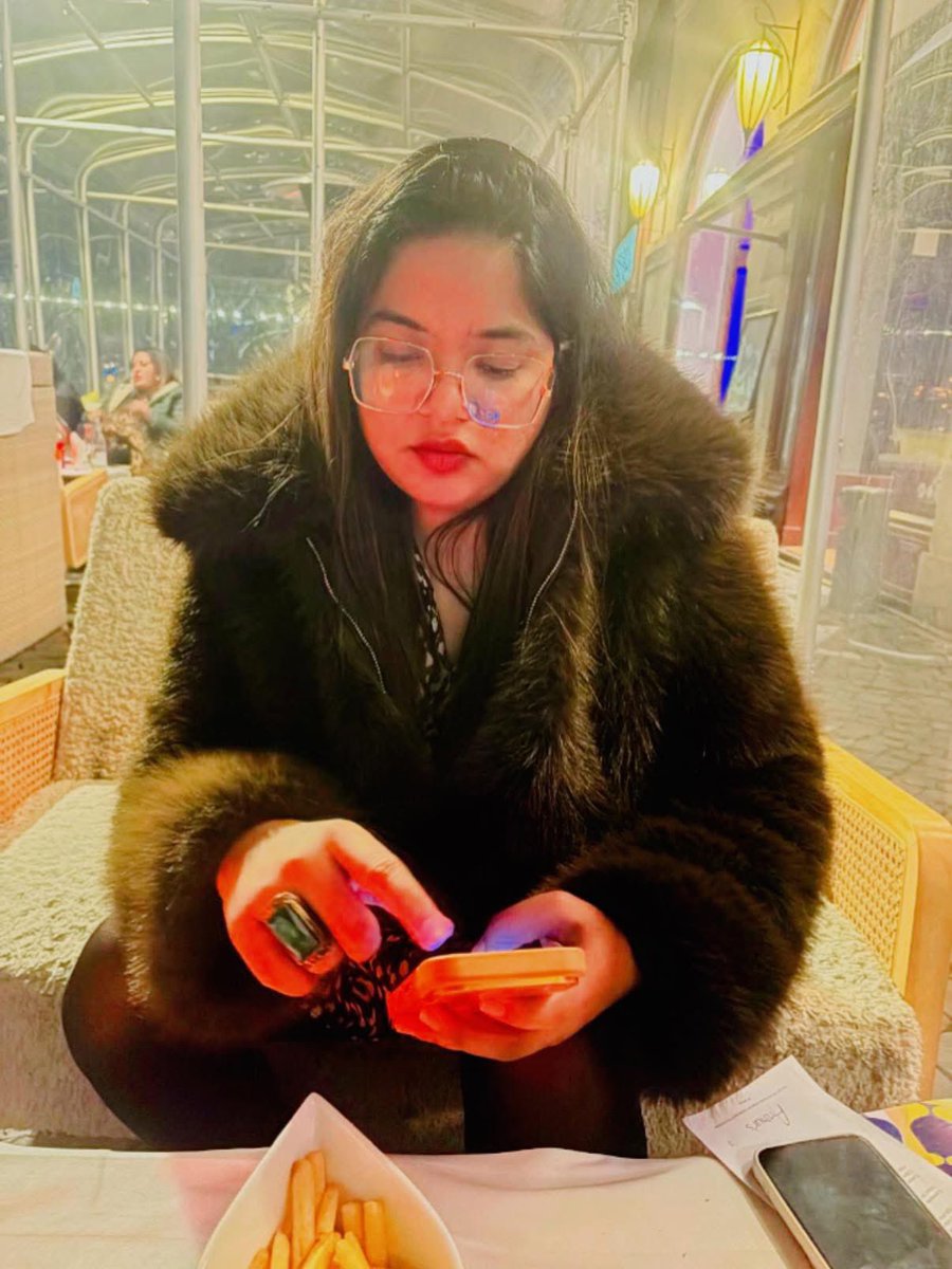 अपनी ज़िंदगी का सबसे बड़ा फ़ैसला करने जा रही हूँ अब समझ आ गया करना क्या है रोने से काम नहीं चलेगा !!  
जब घी सीधी उँगली से ना निकले तो उँगली तेडी करनी पड़ती है !! 

सोचो क्या ?