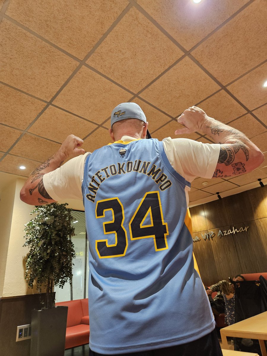 MrCheeseHead_'s tweet photo. When you are flying to Greece but it's Brewers opening day!

@Brewers x @Bucks 

#thisismycrew
#Bucksin6

@Giannis_An34 https://t.co/yIA7c6wM2h