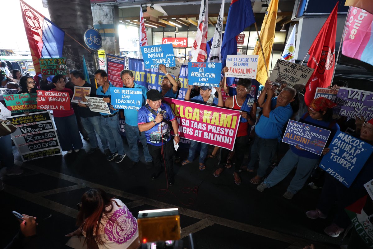 PhilstarNews's tweet photo. DINGGIN ANG HINAING!

Transport group PISTON, together with various multi-sectoral organizations, formed the “No to Oil Price Hike” Coalition as they urged more jeepney drivers to join a two-day transport strike along Aurora Boulevard in Quezon City on Thursday.

The groups called on the national government to scrap the oil deregulation law and remove VAT and excise taxes to help cushion the impact of continued fuel price hikes.

📸 The STAR/ Miguel de Guzman