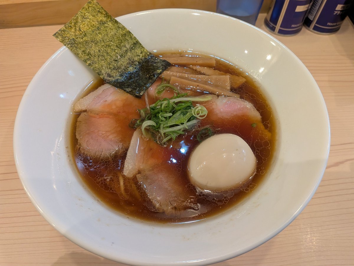 yursus2020's tweet photo. #ラーメンLabろじっく 特製醤油ラーメン(1300円)

·淡麗系スープに麺は中細ストレートで相性が良くてスッキリした味わい
·挨拶や振舞がしっかりした店員さんも魅力の一つでAI·自動化時代の中、人じゃないとできない仕事を体現

#オダサガグルメ
#オダサガラーメン
#相模原グルメ
#相模原ラーメン https://t.co/tHIUCCgcnS