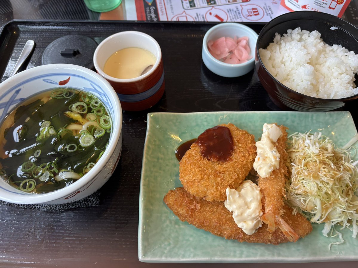 chika_ring's tweet photo. 本日のランチは両親と和食さと🍱

日替わりランチはミックスフライでした🍤

麺は温かいうどんをチョイス

炭水化物祭りで満腹🫄 https://t.co/zj2vunrLri
