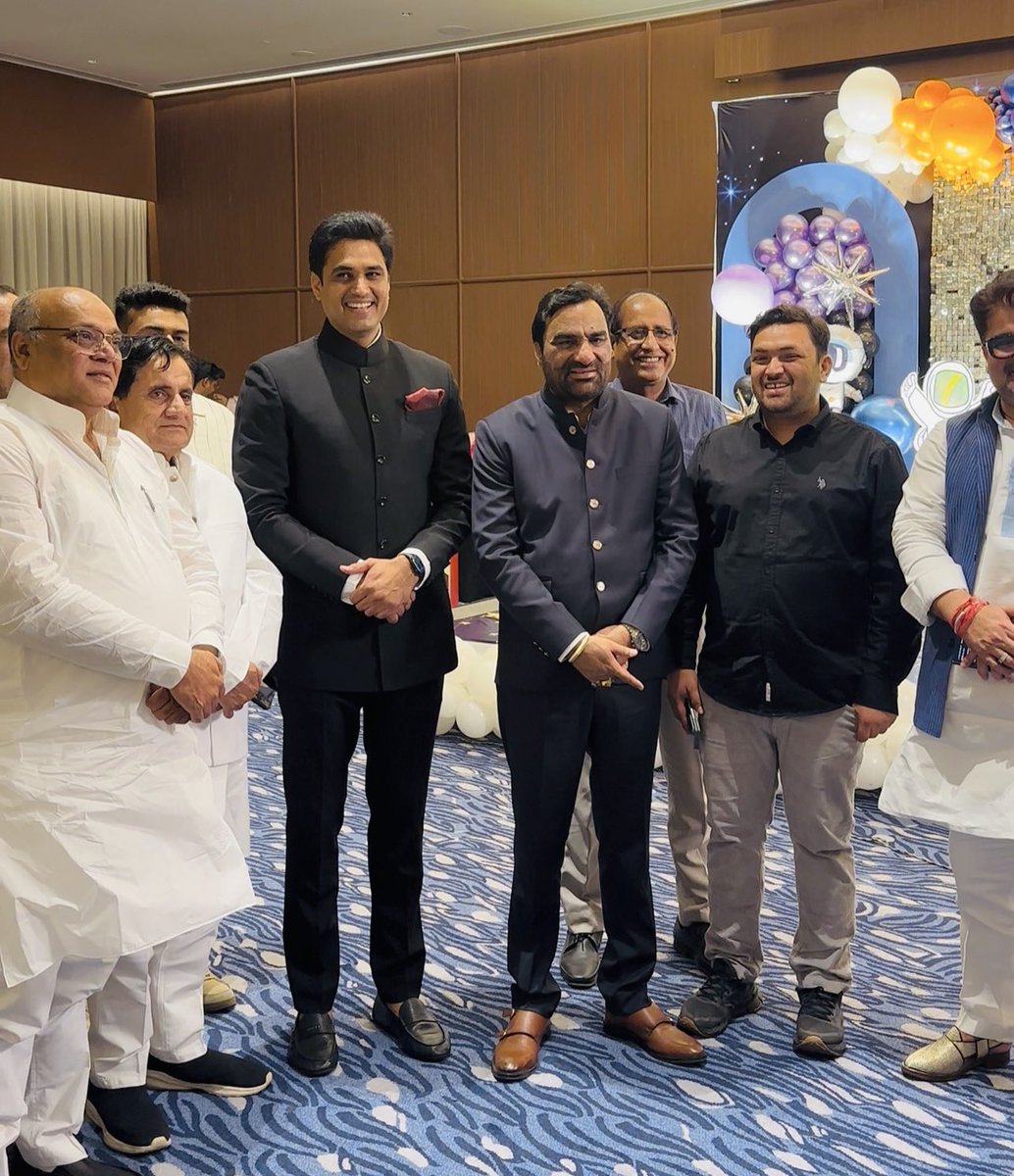 ZakirHussainINC's tweet photo. कल शाम दिल्ली में नागौर संसदीय क्षेत्र से सांसद श्री हनुमान बेनीवाल के सुपुत्र आशुतोष के जन्मदिवस कार्यक्रम में शिरकत कर हार्दिक बधाई एवं उज्ज्वल भविष्य की शुभकामनाएँ प्रेषित की।🎉

#HappyBirthady #ashutosh #delhi #zakirhussaingesawat 
@hanumanbeniwal https://t.co/sftOcl4iEl