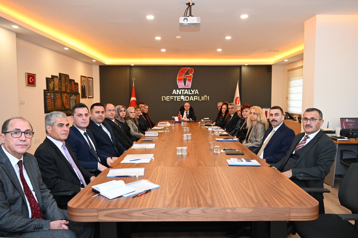 AntalyaVDB's tweet photo. Defterdarımız @ilhanKarayilan  başkanlığında, merkez ve ilçe  vergi dairesi müdürlerimizin katılımıyla Tahsilat Değerlendirme Toplantısı gerçekleştirildi. @HMBakanligi @gibsosyalmedya https://t.co/UcrUt0RplA