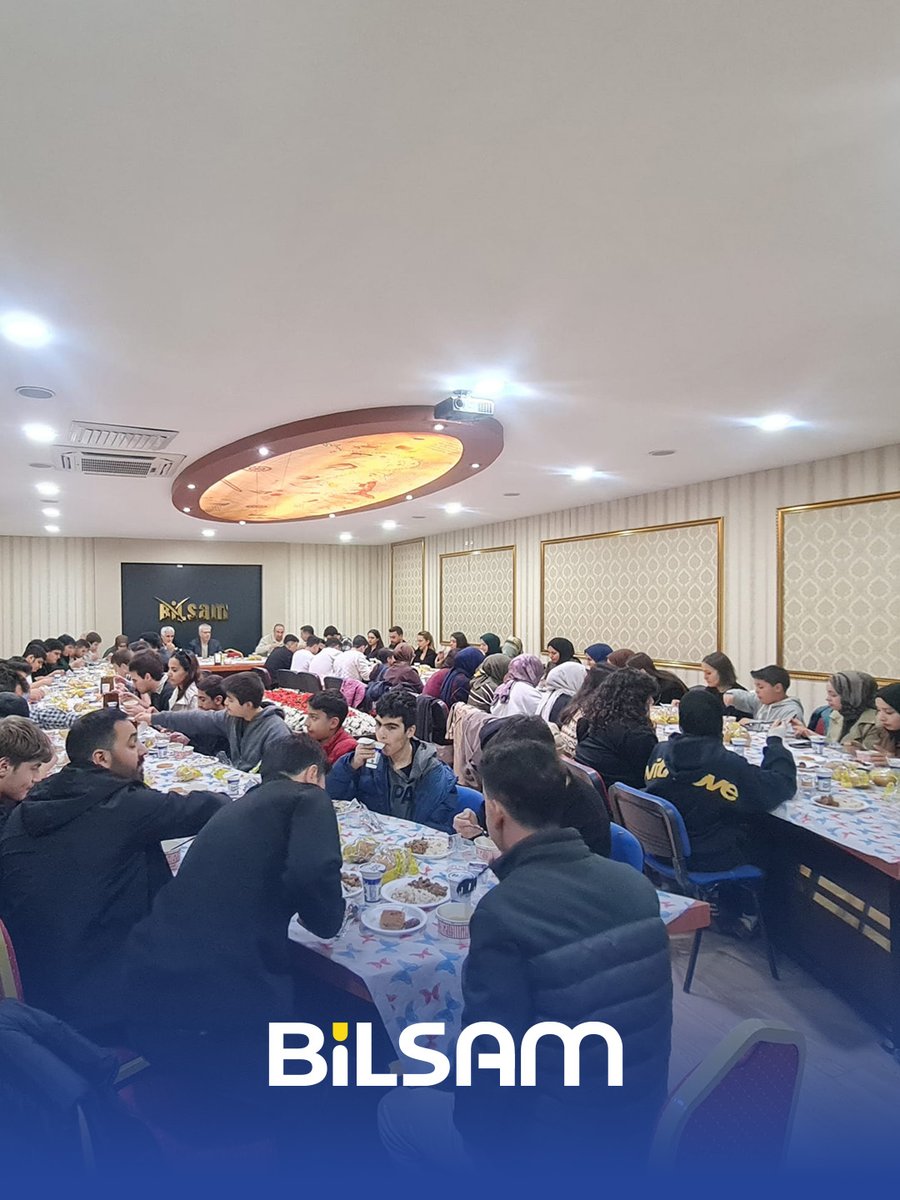 Üye Koordinasyon Birim Sorumlusu Eğitim Yöneticisi Metin Benli başkanlığında bir araya gelen 100’ü aşkın BİLSAM Gençlik üyesi son yıllarda ülke gençlerinin karşı karşıya olduğu sorunları müzakere etti. İki saat süren ve çok sayıda gencin söz olarak düşüncelerini paylaştığı