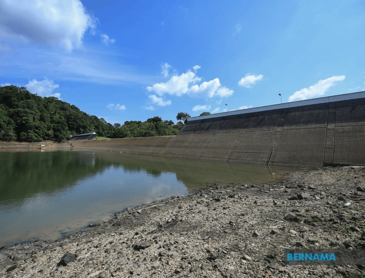 NewsBFM's tweet photo. The water level at the Muda Dam in Sik has fallen to a critically low 8.04%, or just 10,500 acre-feet, after several months of drought.

The dam, which channels water for irrigation across the Muda agricultural area, now forms part of a combined water level of just 39% across Muda, Pedu, and Ahning dams.

📷:Bernama

🧵1