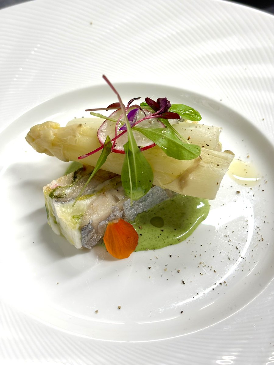 ripaille2002's tweet photo. 【前菜】
ホワイトアスパラガス
太刀魚と春キャベツのプレッセとともに

太刀魚・春キャベツ・魚のムースを層にして蒸し、香ばしく焼き上げました。
クレソンのソースにほんのりワサビを効かせて。

春を感じる一皿です🌿
#横浜フレンチ #ディナー #ランチ https://t.co/V6CLa0HkIk