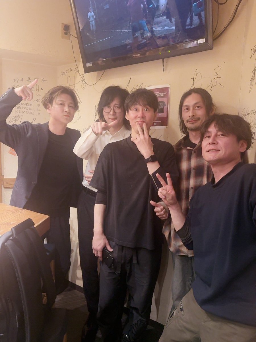 SCLATCH970429's tweet photo. 徹也の店によしのりさんサプライズ来店ざっと22年くらい前に三茶で飲ませてもらって以来の再会でした!!
居合わせたのはたまたま別の作戦会議?笑笑
で集まってたマリキさんとクニトさんにヒロでまさかのちょっとした同窓会になりました!
#waive #sclatch https://t.co/R10arycV3s