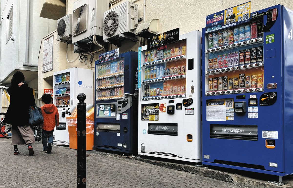 日本の自動販売機、25年で170万台減少 コンビニ増加とコスト