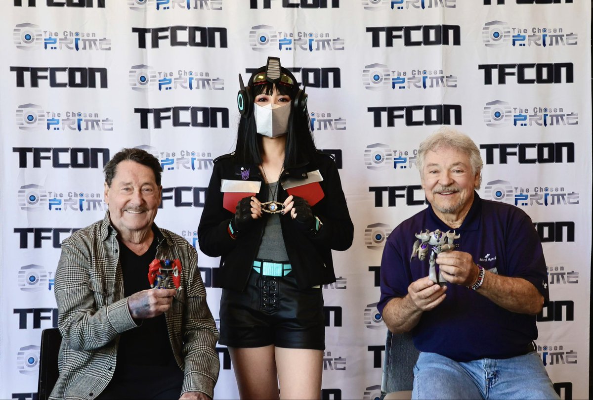 flyingteapot999's tweet image. Gift for Mr. Frank Welker and Mr. Peter Cullen. In China we honor the senior, the professional and the exceptional with this 锦旗 （Jin Qi） May the good fortune and long life be with them!
#transformers #frankwelker #petercullen #tfconla #megaconorlando