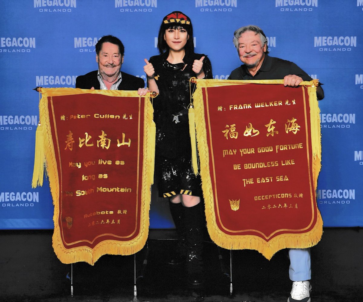 flyingteapot999's tweet image. Gift for Mr. Frank Welker and Mr. Peter Cullen. In China we honor the senior, the professional and the exceptional with this 锦旗 （Jin Qi） May the good fortune and long life be with them!
#transformers #frankwelker #petercullen #tfconla #megaconorlando