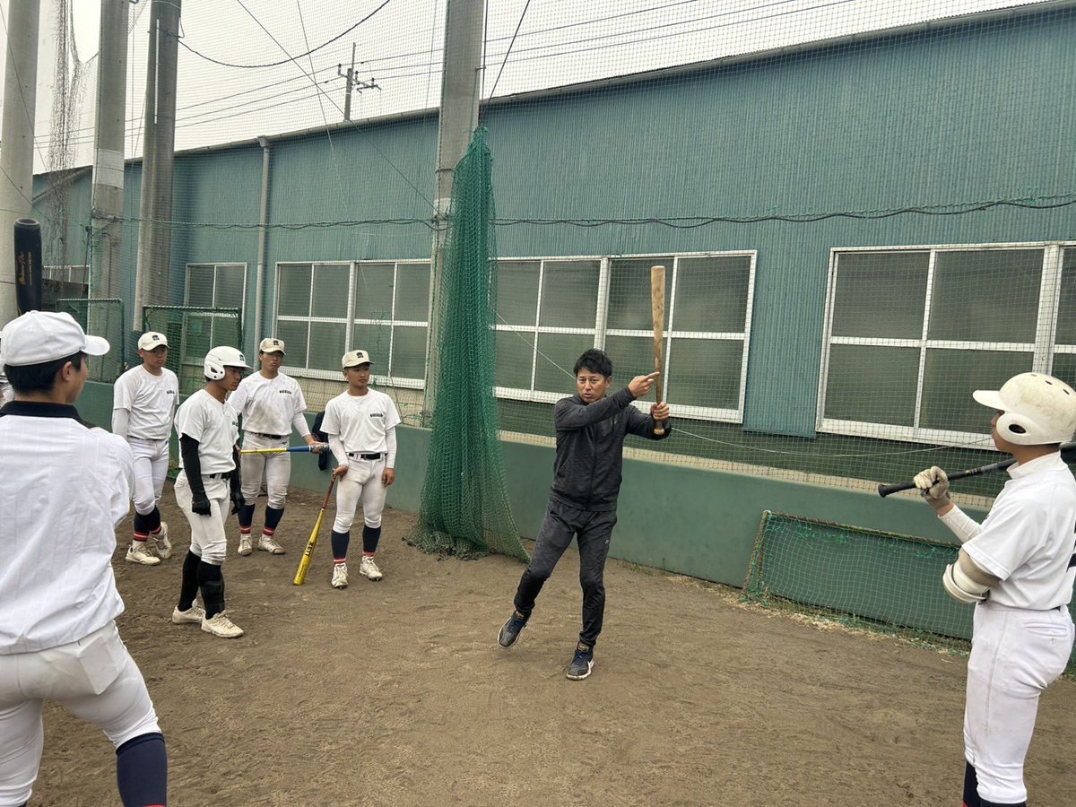 hiraishi_yosuke's tweet photo. ご縁を頂き、群馬県立前橋高等学校硬式野球部の練習に行ってきました！
文武両道で歴史のある高校です。
初めてなのにほとんどの生徒が質問や声を掛けてくれました！
これは勇気がいり、出来そうでなかなか出来る事ではありません。
生徒のギラギラした目、良かったです😌 https://t.co/Gm4pOdDOz5
