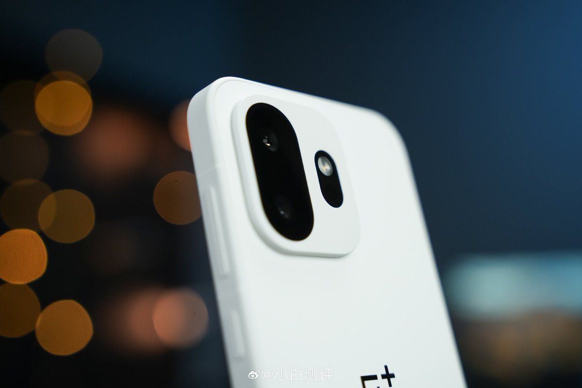ayansonunigam's tweet photo. OnePlus 15T / OnePlus 15S 🚨
Hands on images 👇
#OnePlus #OnePlus15T #OnePlus15S https://t.co/tVb1ubgyTP