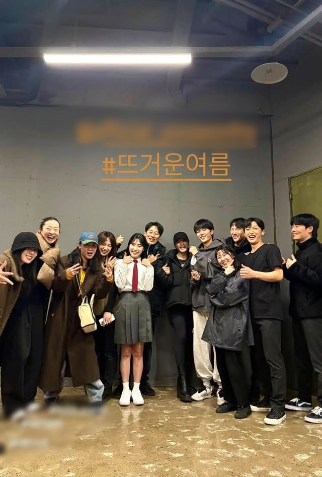 อ่า เราจะได้เห็นภาพแบบนี้จากน้องซอนโฮอีกครั้งแล้วสินะ อั้ยย่ะะะ ไม่ลืมที่จะเริ่ดว่ะอั่ยซอน ละบรรดาญาติพี่น้องของชีในวงการยาวพอๆกับกำแพงเมืองจีนรอชมในละครเวทีรอบนี้ได้เลย บรรดาคนที่มาดูละครเวทีรอบที่แล้วที่ทำชั้นอึ่งทึ่งที่สุดคือคุณแม่คิมฮเยซูเด็จแม่ในควีนร่มรอบนี้มาอีกมั้ยคะแม่😆