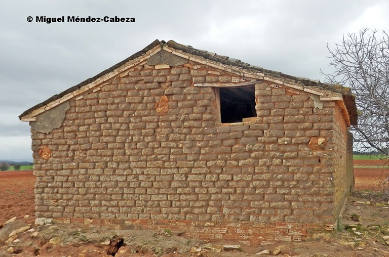 talaveranator's tweet photo. ARQUITECTURA DE CALERA Y CHOZAS (1)
Texto: https://t.co/iOeq896Yg3
1. Casa de «tierra» como se decía en tiempos de Felipe II, 
2. Ventanuco en una casa hecha de tapial. 
3.El canto rodado y el ladrillo son materiales habituales 
4.Rótulo de calle del siglo XIX https://t.co/fgTvNoQKLL