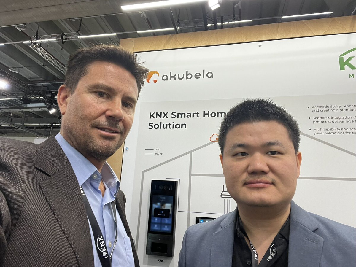 Futurasmus's tweet photo. En el stand de akubela, la marca de smart home de Akuvox, conocimos a Josh Xiu (BD Europa) y David Liu (Support Engineer) por la atención y explicaciones.
#futurasmus #Akubela #Akuvox #KNX #SmartHome #Automatizacion #LightAndBuilding https://t.co/xFLv3t3QGE