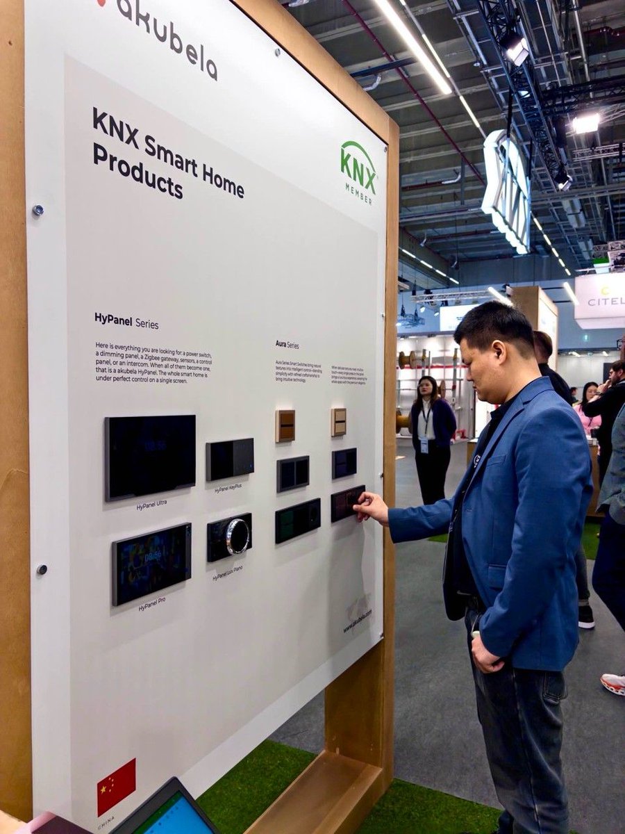 Futurasmus's tweet photo. En el stand de akubela, la marca de smart home de Akuvox, conocimos a Josh Xiu (BD Europa) y David Liu (Support Engineer) por la atención y explicaciones.
#futurasmus #Akubela #Akuvox #KNX #SmartHome #Automatizacion #LightAndBuilding https://t.co/xFLv3t3QGE