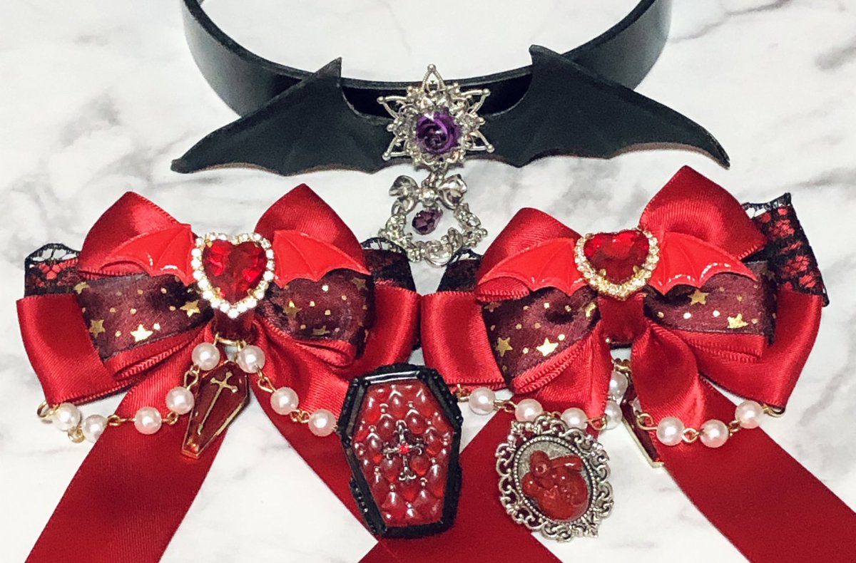 #熊本ヴァンパイアマーケット 
主催の装備品（予定）です🦇
皆様もどうぞお洒落してご来場くださいね

ガーターベルト：<a href="/zerone_shop/">zerone-ゼローネ-（情報用）</a> 
心臓リング：<a href="/Shinatomy_jp/">Shinatomy💀</a> 
棺桶リング：<a href="/N15fairyberry/">✞✟ニコエル・グリモワァル✟✞</a> 
リボン：<a href="/Crescent_Ribbon/">Crescent Ribbon</a> 
#吸血鬼