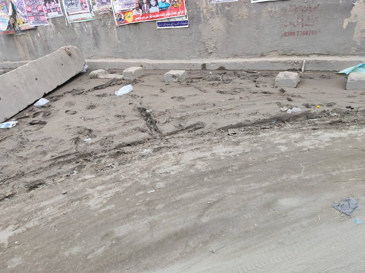 jazzi3034's tweet photo. مریدکے کے مین انڈر پاس کی حالت تشویشناک حد تک خراب ہو چکی ہے۔

انڈر پاس میں موجود گہرے کھڈے عوام کے لیے شدید مشکلات کا باعث بن رہے ہیں۔ گاڑیوں کا گزرنا انتہائی دشوار ہو چکا ہے، اور روزانہ سینکڑوں لوگ اس اذیت سے گزرنے پر مجبور ہیں۔

#Muridke @CMComplaintCell @PMLNPunjabPk https://t.co/FAcPY3MBTm