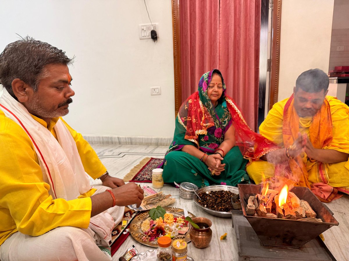 vijayptpsingh's tweet image. आज आवास पर #महाअष्टमी के पावन अवसर पर कुल पुरोहित आचार्य पंडित जगदम्बा प्रसाद त्रिपाठी जी के सानिध्य में मां भगवती नव दुर्गा की पूजा, हवन,आरती करने का परम सौभाग्य सपरिवार प्राप्त हुआ।
।।जय माता दी।।
#ramnavami #maadurga #mahaastami❤️ #lucknow #RamNavamiSpecial