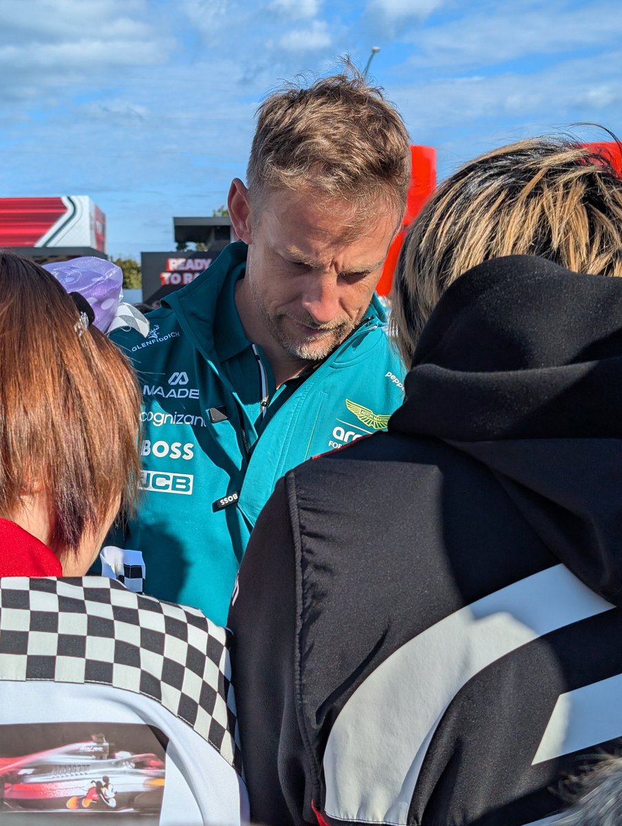 アストンマーティンの服を着たジェンソン・バトンがホンダブースに、、、🤩🤩🤩
 #f1jp