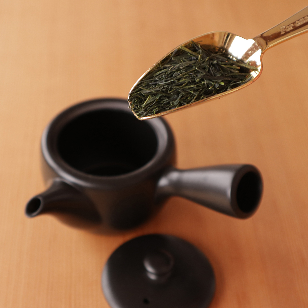 ujikoen's tweet photo. 【茶師が選んだ道具で淹れる、自分だけの一杯】新しい季節に、「お茶を淹れる」習慣を始めてみませんか。日本茶スターターセットには、茶師が厳選した茶さじと急須、当園を代表する煎茶２種が入っています。毎日の暮らしに、おだやかなひとときを🍵 https://t.co/fKBRUEGkjQ #宇治香園大阪心斎橋店 https://t.co/LIPxVpBXYz