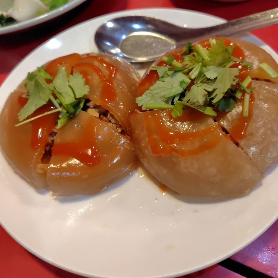 Tokyodeepchina's tweet photo. 〈新橋　台湾料理店　香味〉

時々通ってはいたものの、ついに行くことができました！

店内は居るだけでも楽しいつくりで
で上はメニュー、下は台湾観光ポスターが貼ってあります。

メニューは100個はあるそう。

台中出身のオーナーが今日のおすすめ(旬の野菜、大粒の海鮮)を席に常に席に回って教えてくれます。

どの料理も本場の味を崩していない、こだわりがわかります。特に日本の台湾料理店でまだ見たことなかった四神湯というモツ入り薬膳スープ(メニューにある日とない日があります)は、本当に台湾にいる気になる味です。

あさりスープに揚げパンを浸して食べるのは初めて知り、これもまたおいしいかったですが、まだまだ知らない台湾があるんだなと思わされます。

ルーローハンは濃いめの味でご飯にもタレが染みてるし、台湾炒飯がパラパラで油が乗っててほんとにおいしかったです！

飲み物からデザートまで想像以上のガチ度に新橋にいるとは思えない気分になりました。

記事では「なぜ新橋か」にもスポットを当てて書く予定です。@aokinapple15