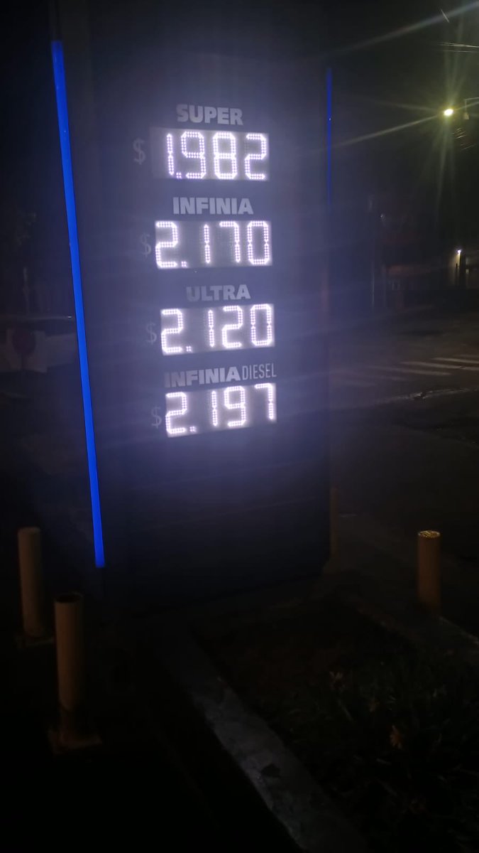MATIPASCUALETTI's tweet photo. ATENCIÓN 🚨🚨🚨
Por décimo día consecutivo, YPF sube el precio de sus combustibles.
La suba de hoy es de:

✔️Súper $20
✔️Infinia $21
✔️Ultra $21
✔️Infinia diésel $22

@radionihuil https://t.co/Rsy0fbrGSi
