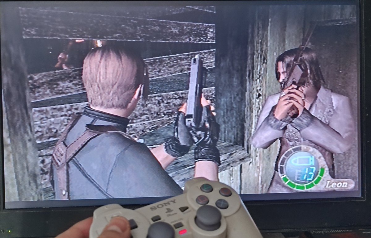 Un poquito de Resident Evil 4 de PlayStation 2 por aquí. Con mando de la PS1. Todo muy actual, XD.