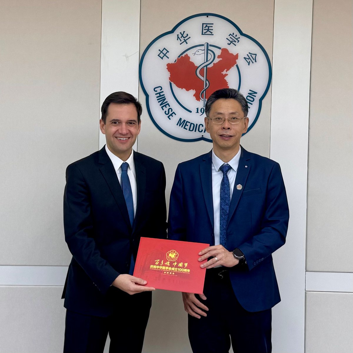 UNITE_MPNetwork's tweet photo. 🤝 UNITE Founder & President, Hon. @RBaptistaLeite, meets with representatives of the Chinese Medical Association in Beijing to exchange on shared priorities in global health.
UNITE thanks the representatives for the constructive exchange #ItsTimetoUNITE #China #GlobalHealth https://t.co/Wd5q8FOOTs