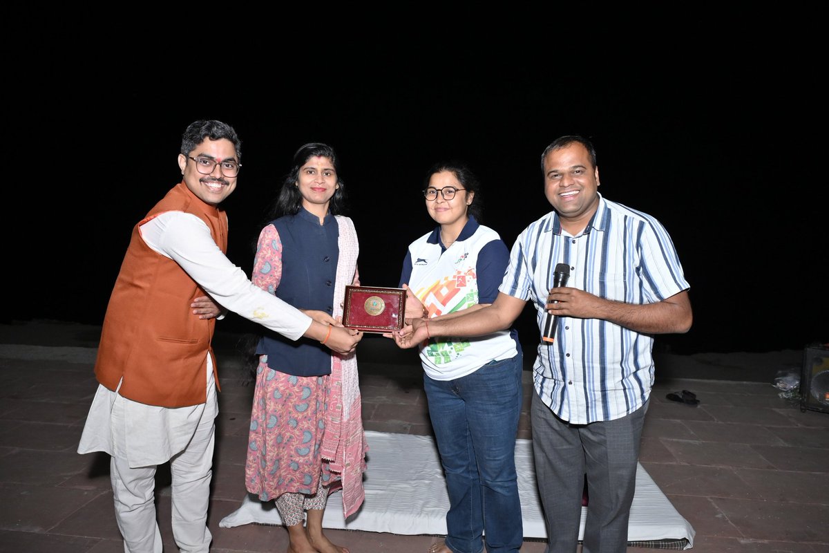 yogasanabharat's tweet image. योगासन कोच प्रशिक्षण कार्यक्रम का प्रथम सत्र
डॉ. आरती पाल जी द्वारा सफलतापूर्वक संपन्न हुआ।

उनके मार्गदर्शन में सभी प्रतिभागियों को महत्वपूर्ण ज्ञान एवं प्रेरणा प्राप्त हुई।
#Yogasana #CoachTraining #DrArtiPal #YogaIndia
@DrJaideepArya @UditSheth