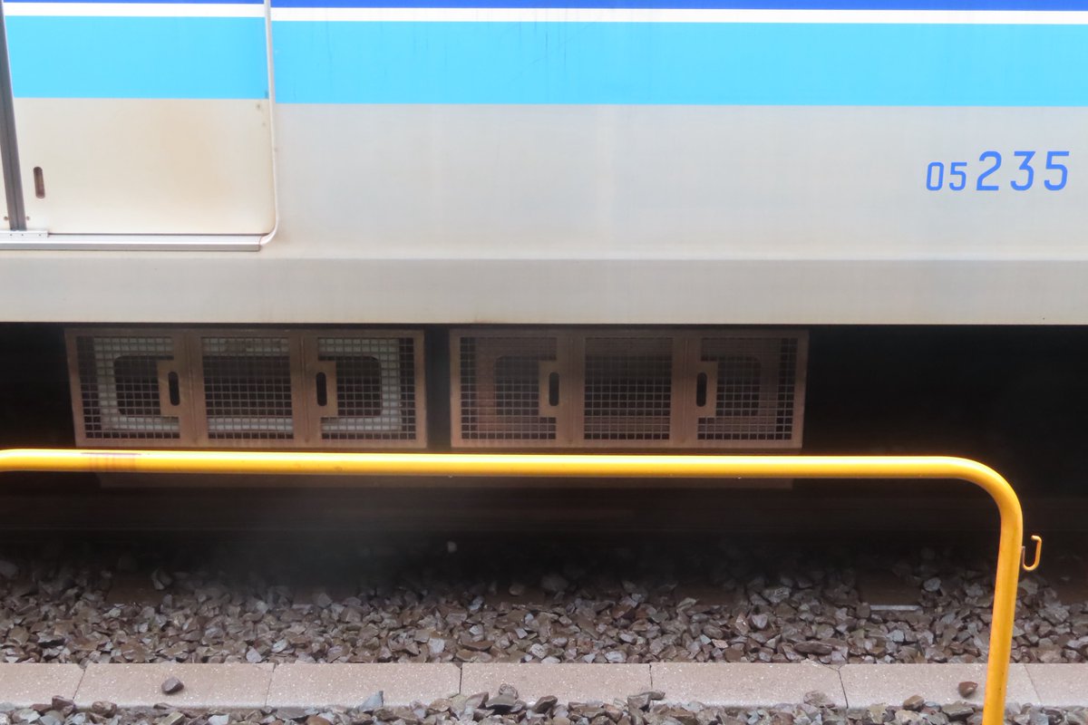 サメ線 tweet media