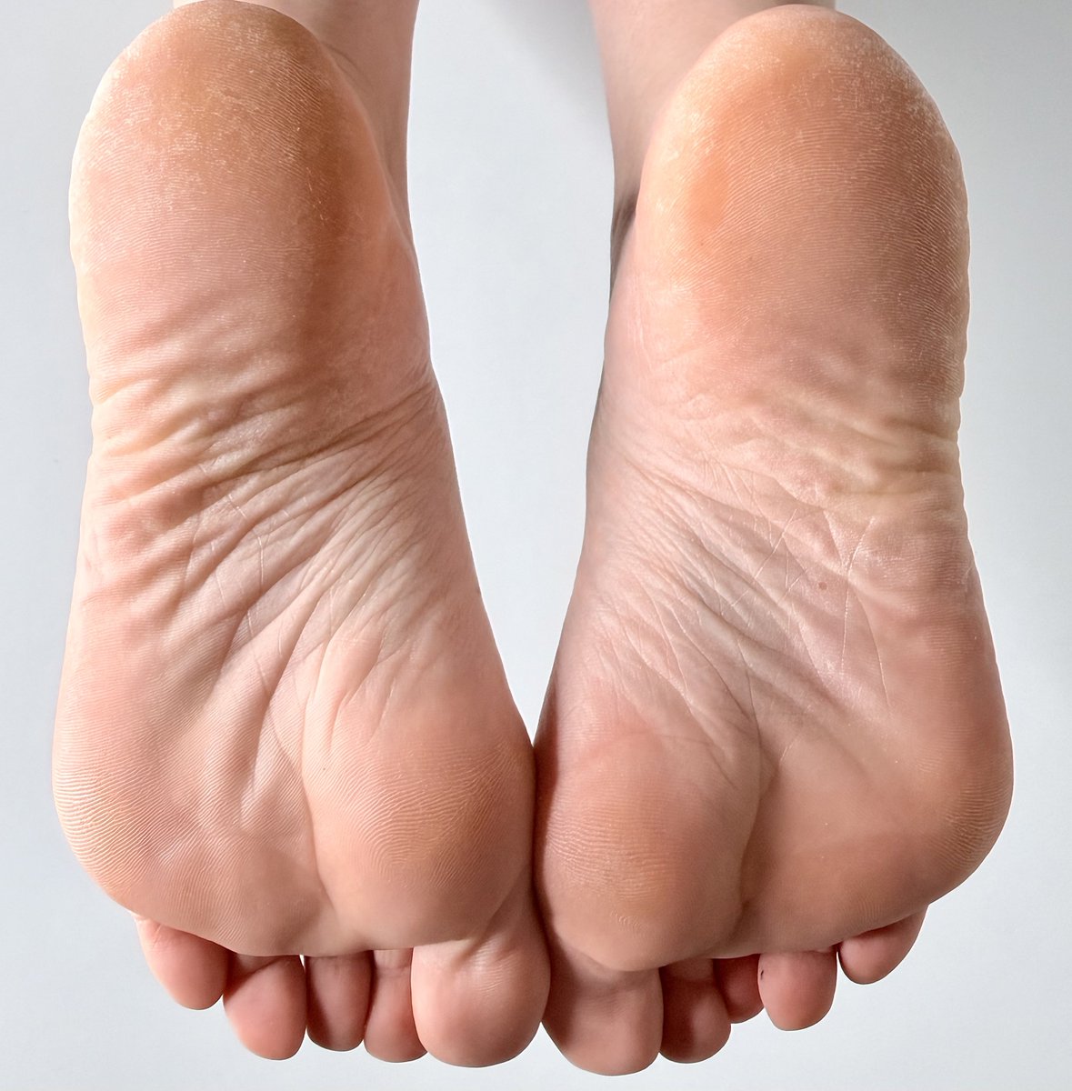 UKSize2Feet's tweet image. another morning… another look at sienna’s little feet 👀

the detail on this one…

#highquality #ultradetail #sharpdetails #4kcontent #closeup
#wrinkledsoles #soles #smallfeet #feetlovers #footfetish