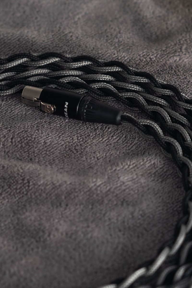 GladiatorCables's tweet image. Custom Sonum headphone cable, a fully handmade custom headphone cable for @__BoIo braided by hand with rean 4pin mini xlr to gold plated copper alloy 4.4mm pentaconn termination to finish this beautiful black and grey cable
.
.
. 
#audiophilegear #audiophile #customcable