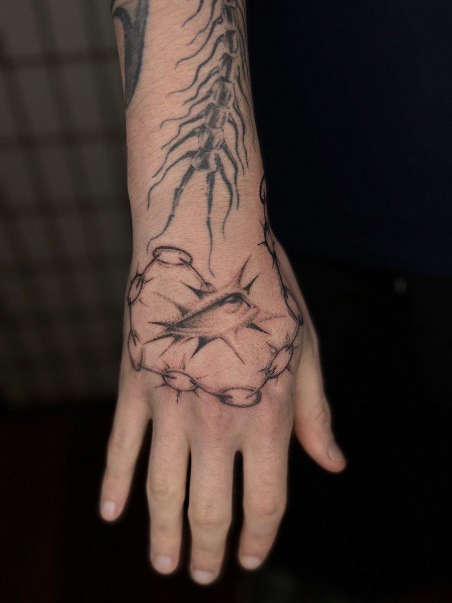 witchmina's tweet photo. @FKAtwigs heeeeey i can tattoo in cologne, germany!!!! lmk on instagram @ silenceofthehand https://t.co/s5zUrtRmEl