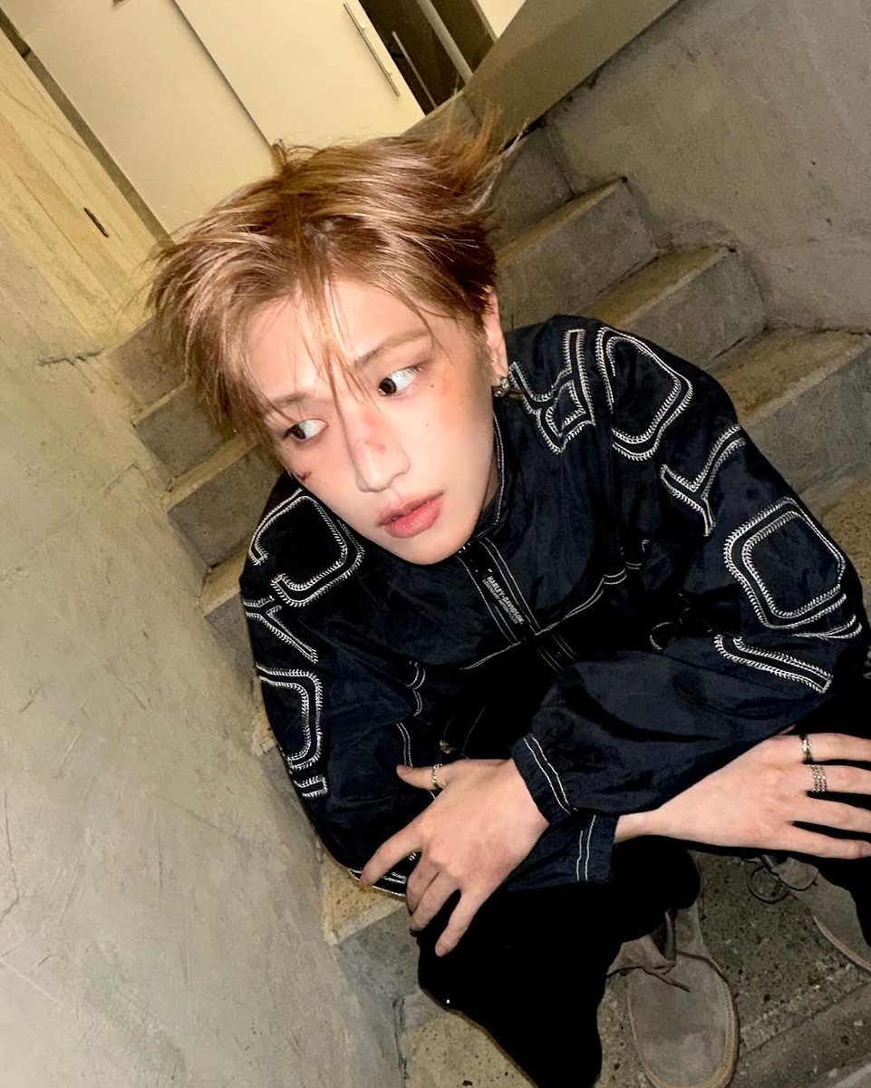 riwooiz's tweet photo. What would you do if you found me sitting on the Inkigayo stairs like this? https://t.co/STTOhBsmjF