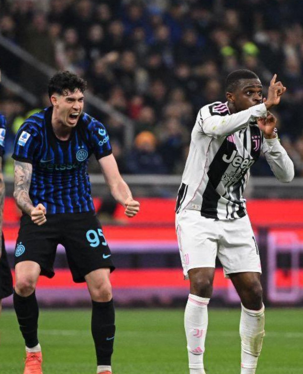 Calab6669230's tweet photo. @marifcinter #Bonolis 🤡
Fatti strani accaduti hai falliti #Inter
⚫🔵📦  🤔 : https://t.co/iiVVKtOcDy
