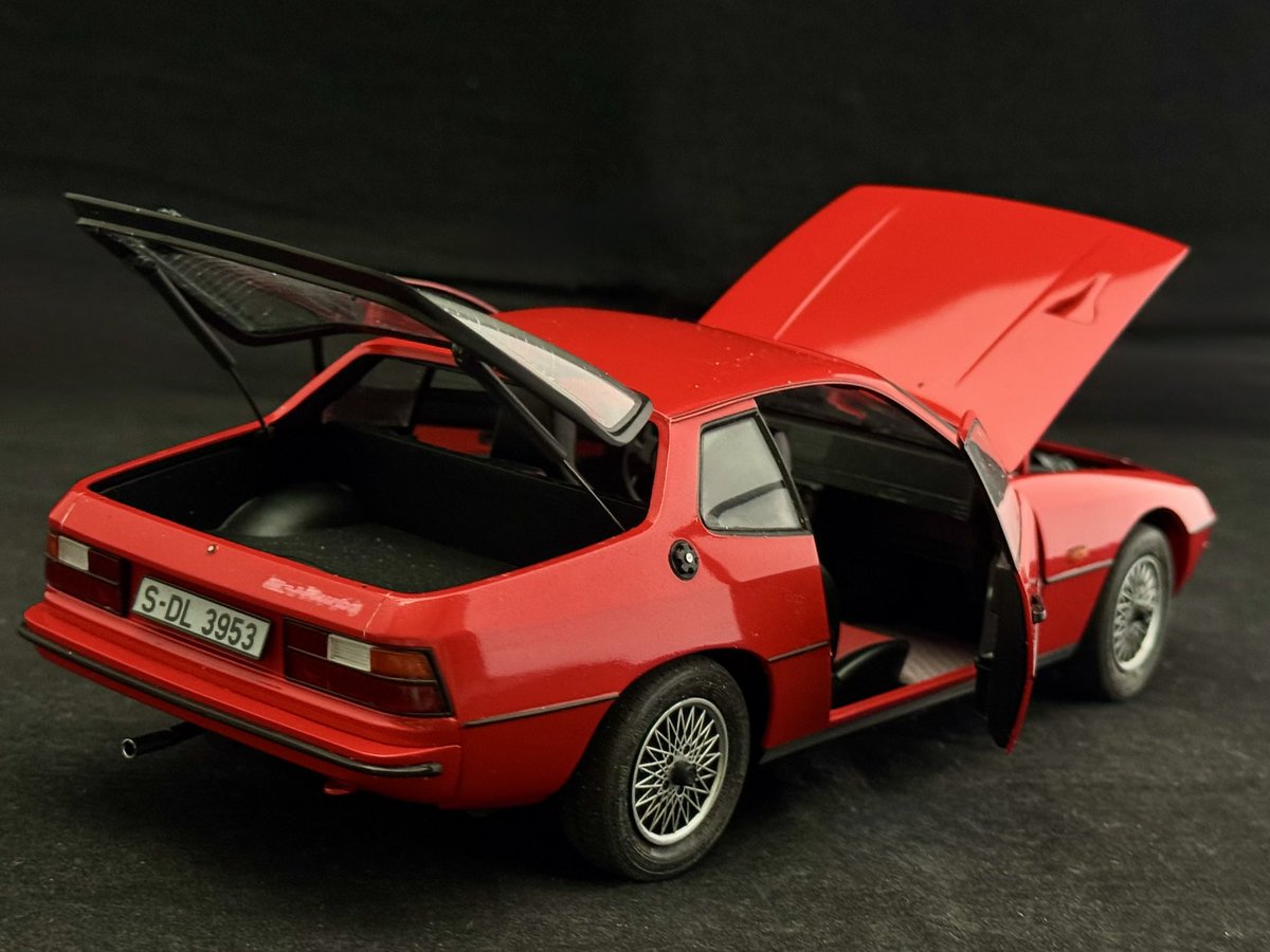 ModelTomo's tweet photo. バンダイ1/16 ポルシェ924ターボ完成！
続々増えるバンダイ1/16シリーズ https://t.co/xFH3wFR9Ud