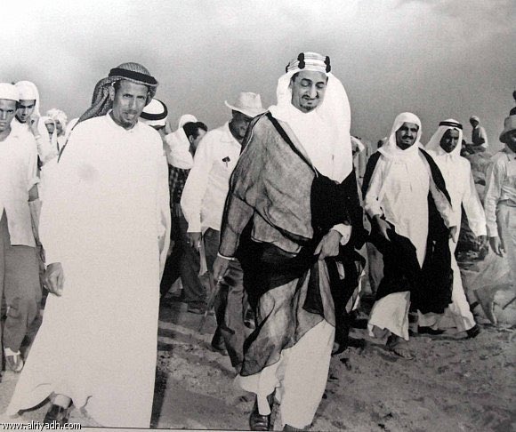 DrMohammedBa's tweet photo. محمد عوض بن لادن «المعلم» رحمه الله

صاحب المعالي وزير الدولة مقاول الحرمين الشريفين والمسجد الأقصى المبارك

-ولد محمد بن لادن في قرية رباط باعشن في وادي دوعن حضرموت عام 1908م.

- نشأ في ظل أسرة فقيرة؛ فلم تتح له فرصة التعلم، فكان أمياً لا يُجيد القراءة والكتابة.

- هاجر إلى السعودية عام 1930 م وعمل في جدة في مطعم «شوربة» في حارة الشام.

- عمل حمّالًا ب(القفة) في ميناء جدة.

- زاول مهنة البناء في مباني بعض أهالي مدينة جدة، فكان من مقاولي الحجر في مكة وجدة، يوم كانت وسائل النقل متمثلة في الإبل والحمير والبغال، 

- انخرط في أعمال المقاولات والبناء فأنشأ شركة صغيرة حملت اسمه كشركة متخصصة في مجال المقاولات العامة.

- انطلق في أعمال المقاولات وأصبح من الأسماء البارزة في الثلاثينيات الميلادية.

- أصبحت شركته أول شركة مقاولات في المملكة.

- سافر إلى الظهران، للعمل في شركة أرامكو لأعمال البناء، وحقق نجاحاً مبهراً.

- استدعاه الشيخ عبدالله السليمان - وزير المالية - ووجهه إلى جدة مُكلفاً بتنفيذ بعض الأعمال التي تتطلب مهارات فريدة، ولما نجح في إنجازها بمهارة منقطعة النظير، ذاع صيته كأحد أمهر العاملين في الإنشاءات بالمملكة.

- رشح وزير المالية بن لادن للملك عبدالعزيز -رحمه الله.

- اختصه الملك المؤسس بتولي مهمة بناء القصور الملكية بالرياض والخرج، ثم أمره ببناء قصر خزام الخاص بالملك عبدالعزيز.

- توالت لمحمد بن لادن الأوامر الملكية بتنفيذ عدة مشروعات في منطقة مكة المكرمة، ومنطقة الرياض فتولى بناء كامل القصور الملكية بحي المربع في الرياض، خاصةً قصر الضيافة.

- أنشأ بن لادن طريق الرياض - خريص، وطريق الرياض – الدوادمي.

- عيّنه الملك عبدالعزيز مديراً عاماً للعمائر والإنشاءات الحكومية بأمر ملكي عام 1373 هـ.

- شرَّف أمنية الملك عبدالعزيز بأول توسعة سعودية للحرم النبوي الشريف في المدينة المنورة، حيث امتد العمل بهذه التوسعة إلى عهد خَلَفِه الملك سعود بن عبدالعزيز عام 1950 م.

- تم تكليف المعلم محمد بن لادن بتوسعة المسجد الحرام في مكة المكرمة عام 1955 م.

- عيَّنه الملك سعود وزيراً للأشغال .

- نال بن لادن شرفاً عظيماً عندما تم تكليفه بالعمل في أولى القبلتين، لإعادة تغطية قبة الصخرة في القدس الشريف عام 1964 م.

- قام بتكملة وصيانة طريق الطائف - الهدا – مكة وافتتح عام 1385 هـ كأول طريق من نوعه في الشرق الأوسط في ذلك الوقت، واستمر العمل فيه 7 سنوات.

- كلف بن لادن بمشروعات للطرق والمطارات أبرزها طريق الطائف - أبها - جازان بمسافة (750) كم.

- شيّد العديد من القصور والمباني والطرق في كل من الرياض وجدة.

- منح الملك سعود بن لادن كلاً من فندق اليمامة وفندق زهرة الشرق كمستخلص عن بعض مشروعاته التي شيدها.

- شيّد أول مبنى خرساني في الرياض، بعد احتلراق قصر الملك سعود بالمربع، حيث أمر الملك عبدالعزيز بن لادن بتشييد قصر الحمراء في حي الفوطة بالرياض في الستينيات الهجرية.

- قام بتنفيذ مشروعات الطريق السريع الدائري حول مدينة الرياض، وبناء وحدات سكنية لقوات الأمن في جدة، ووحدات مماثلة للحرس الوطني في مكة المكرمة، وبناء مدينة الخرج العسكرية بالقرب من الرياض، والقصر الملكي في مكة المكرمة.

- بتسليط الضوء على جوانب من شخصية بن لادن يتبين أنه كان يتجنب الأضواء أو الظهور الإعلامي، وهو عملي يظهر للخاصة والعامة دون أي تكلّف، يظهر على طبيعته يعمل بيده ويشارك صغار موظفيه في إنجاز أعمالهم. 

- تزوج محمد بن لادن (22) مرة وأنجب أكثر من (55) ابناً.

- أمر الملك فيصل بتشكيل مجلس رقابة وإشراف للحفاظ على مؤسسة بن لادن وأبنائه بعد وفاة الوالد من خلال اختياره لعدد من الرجال المخلصين ومنهم الشيخ محمد رحيمي، والشيخ محمد باحارث، والشيخ عبدالله سعيد، والشيخ خلف عاشور.

يُتبع مع فيديو تعريفي👇👇