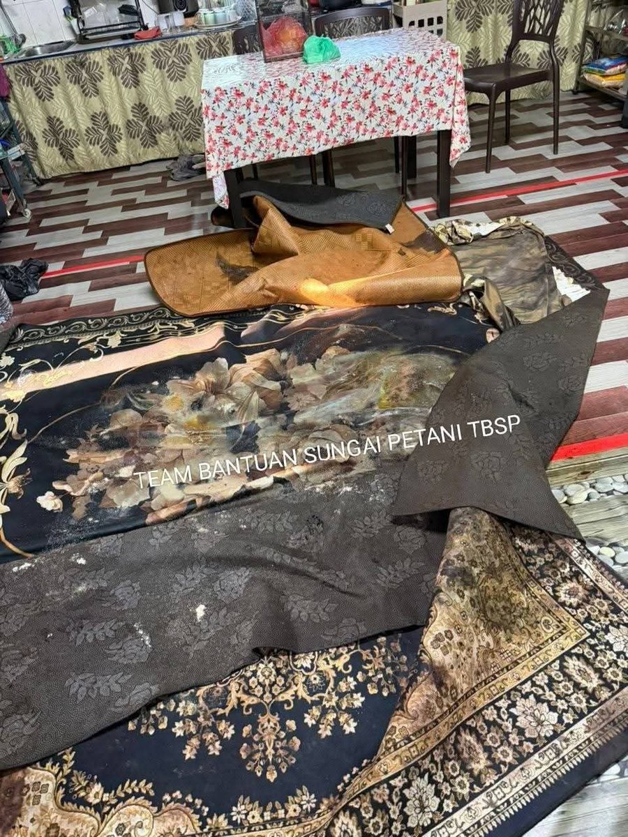 My_CrimeWatch's tweet photo. Tiga beranak ditemukan mati dalam keadaan tragis di dalam rumah mereka di Kampung Belau, Merbok, tengah malam tadi.

Mayat pasangan suami isteri berusia 65 tahun dan 53 tahun itu dikatakan ditemui tidak sempurna dan dibungkus di dalam karpet di dapur rumah. https://t.co/qNG8YdgujM