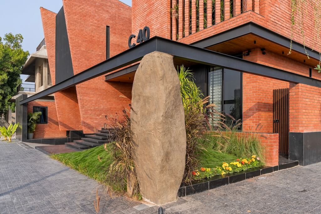 crystal_kizor's tweet photo. This home could have been built with concrete.
But brick was chosen.

And that decision changed everything.

Here’s what makes this house stand out:

1. Brick as identity, not just structure
The material is not hidden.
No paint. No cladding.
Just brick, shaping the entire expression of the home.

2. Depth, not flat walls
The walls are not just surfaces.
They are angled, project, recess.
Creating shadows, reducing heat gain, and giving the building a strong presence.

3. A controlled use of black
Black is used carefully.
Not everywhere. Not excessively.
Just enough to create contrast and allow the brick to stand out.

4. Brick beyond walls
Brick is used on ceilings too.
Vaulted, textured, continuous.
Turning the space into an experience.

5. Light as a design tool
Openings are intentional.
Soft daylight enters where needed.
Highlighting textures, guiding movement, shaping mood.

6. Green as balance
The landscaping is not decoration.
It softens the building, cools the surroundings, and completes the experience. 
Though it is a small site, 80% of its space was given to greenery 

This is what happens when a material is respected.
Not covered. Not replaced. Not apologised for.
Architecture begins to feel grounded.

Add yours. What makes this home stand out to you?

📍 Indore, India
Project: The Brick Home
Design: Abhishek Ajmera Architects
Photography: Inclined Studio