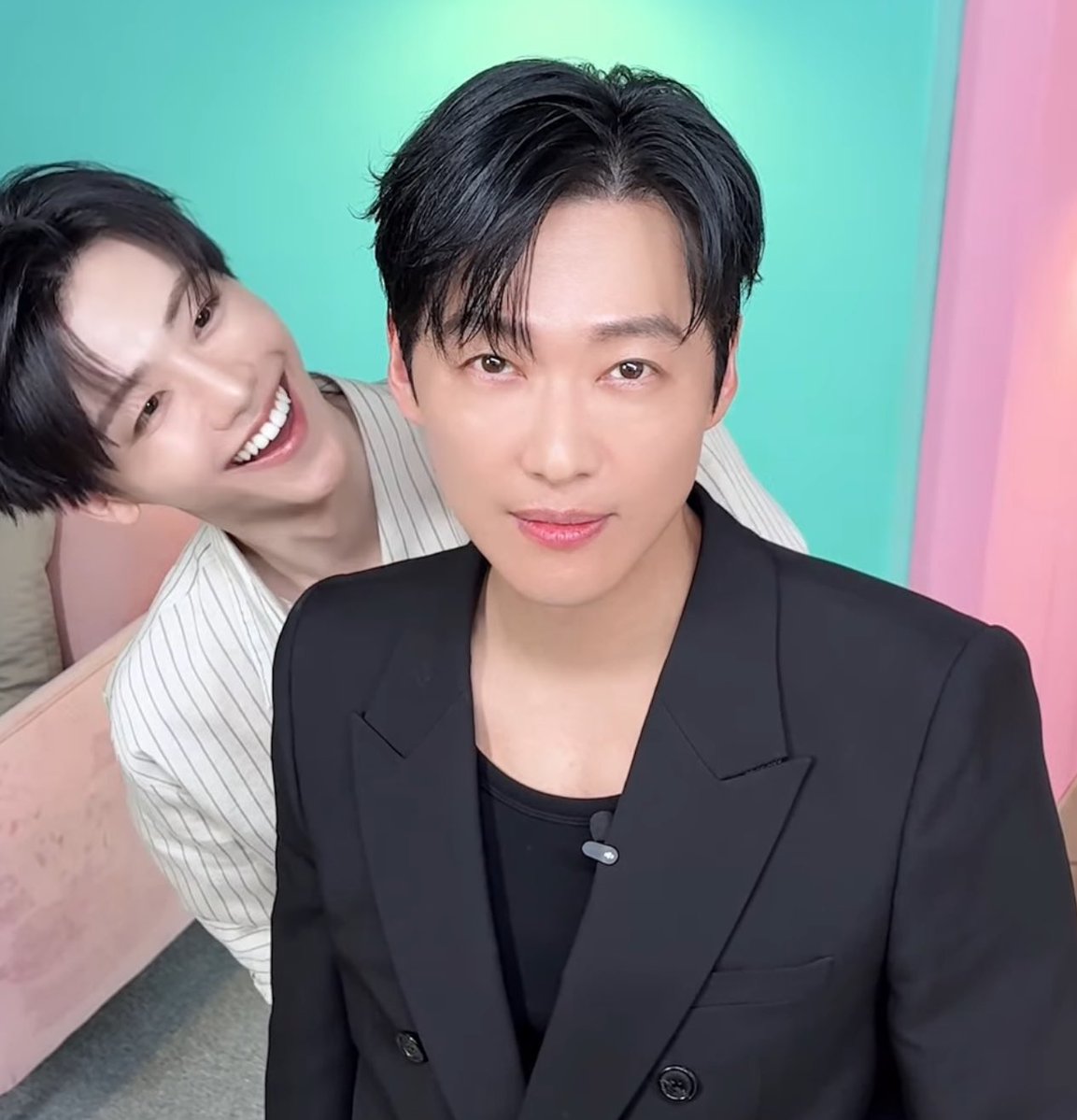 แล้วใครจะคิดว่าจะมีวันนี้😭😭😭😭😭 วันที่แจมินได้เจอกับพี่นัมกุงมิน แล้วยิ่งกว่านั้นคือได้พูดคุยเล่นกันอีก แบบคนทักเยอะมากว่าสองคนนี้มีความคล้ายกัน พออยุ่เฟรมเดียวกันคือยิ่งชัด้ลย จิงมาก5555555555555 ดีใจอะ