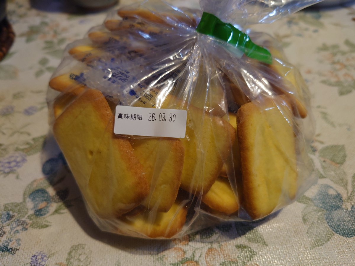 エーデルワイスのアウトレット品  ラングドシャこれだけ入って660円
本日のおやつタイム❗️