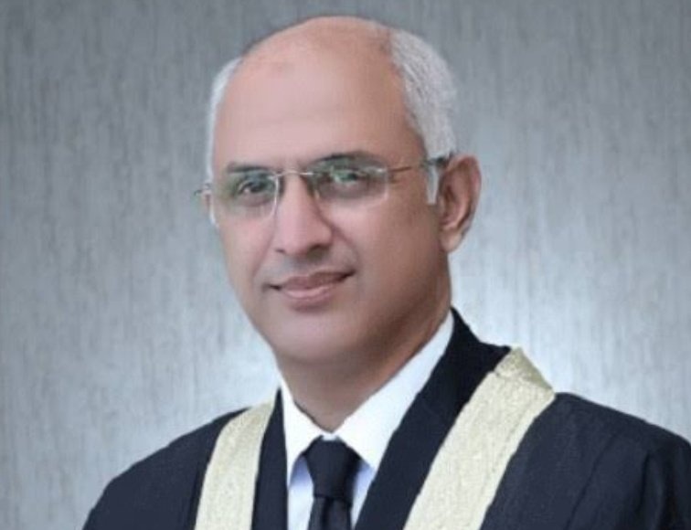ehtshamkiani's tweet photo. اسلام آباد ہائیکورٹ 

لاپتہ عمر عبداللہ بازیابی کیس کے فیصلے پر عملدرآمد کی اہلیہ کی درخواست پر سماعت
اسلام آباد ہائیکورٹ کے جسٹس محسن اختر کیانی نے بازیابی کیس کی سماعت کی
وفاقی آئینی عدالت نے حکم امتناع جاری کر دیا ہے، ایڈیشنل اٹارنی جنرل راشد حفیظ
امید ہے وفاقی آئینی عدالت مسنگ پرسنز کو بازیاب کروا لے گی، جسٹس محسن اختر کیانی
وفاقی آئینی عدالت کے مطابق ہائیکورٹ نے جو فیصلہ دیا وہ غلط ہے، جسٹس محسن اختر کیانی
وفاقی آئینی عدالت نے لکھا ہے کہ ہائیکورٹ کے ڈویژن بنچ نے جو آرڈر کیا وہ بھی غلط ہے، جسٹس محسن کیانی
تو پھر پاکستان میں مسنگ پرسنز بازیاب نہیں ہو سکتے، جسٹس محسن اختر کیانی
وفاقی آئینی عدالت نے نوٹس جاری کیا ہے، وکیل درخواست گزار
اس عدالت کی کارروائی معطل ہو گئی ہے، آرڈر ہو گیا ہے، جسٹس محسن اختر کیانی
اب آپ نے وفاقی آئینی عدالت جا کر ان کو اپنا کیس پیش کرنا ہے، جسٹس محسن اختر کیانی
وفاقی آئینی عدالت کے مطابق مسنگ پرسنز کو بازیاب کرانا ہائیکورٹ کا اختیار نہیں، ��سٹس محسن کیانی
اب وفاقی آئینی عدالت مسنگ پرسنز کو بازیاب کرے گی، جسٹس محسن اختر کیانی
اس عدالت کو وفاقی آئینی عدالت کے خیالات کا احترام کرنا ہو گا، جسٹس محسن اختر کیانی
عدالتیں ہی آخری امید ہوتی ہیں، وکیل درخواست گزار 
اس کیس کو دس سال ہو گئے، ریاستی ادارے آج تک نہیں بتا سکے تو پھر پتہ نہیں چل سکتا، جسٹس محسن کیانی
میں اس پر کچھ نہیں کہہ سکتا، وکیل درخواست گزار
آپ نے نہ کہہ کر بھی سب کچھ کہہ دیا ہے، جسٹس محسن اختر کیانی
سرکاری وکلاء کیلئے بھی مسنگ پرسنز کے مقدمہ کا دفاع کرنا بہت مشکل ہے، جسٹس محسن اختر کیانی
جو دہشت گرد ہے اس کے خلاف قانون کے مطابق کارروائی کریں لیکن دس دس سال مسنگ رکھنا کوئی حل نہیں، عدالت