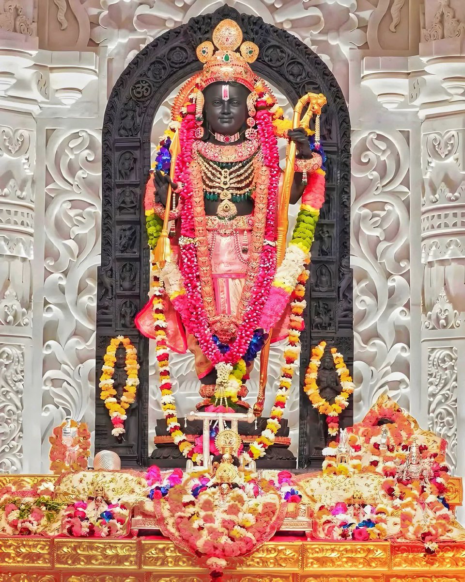 रामाय रामभद्राय रामचन्द्राय वेधसे।
रघुनाथाय नाथाय सीतायाः पतये नमः॥

Shubh Ram Navami everyone! 

May Prabhu Shri Ram fill your life with happiness, courage and positivity! 
Jai Shri Ram 🙏

#RamNavami