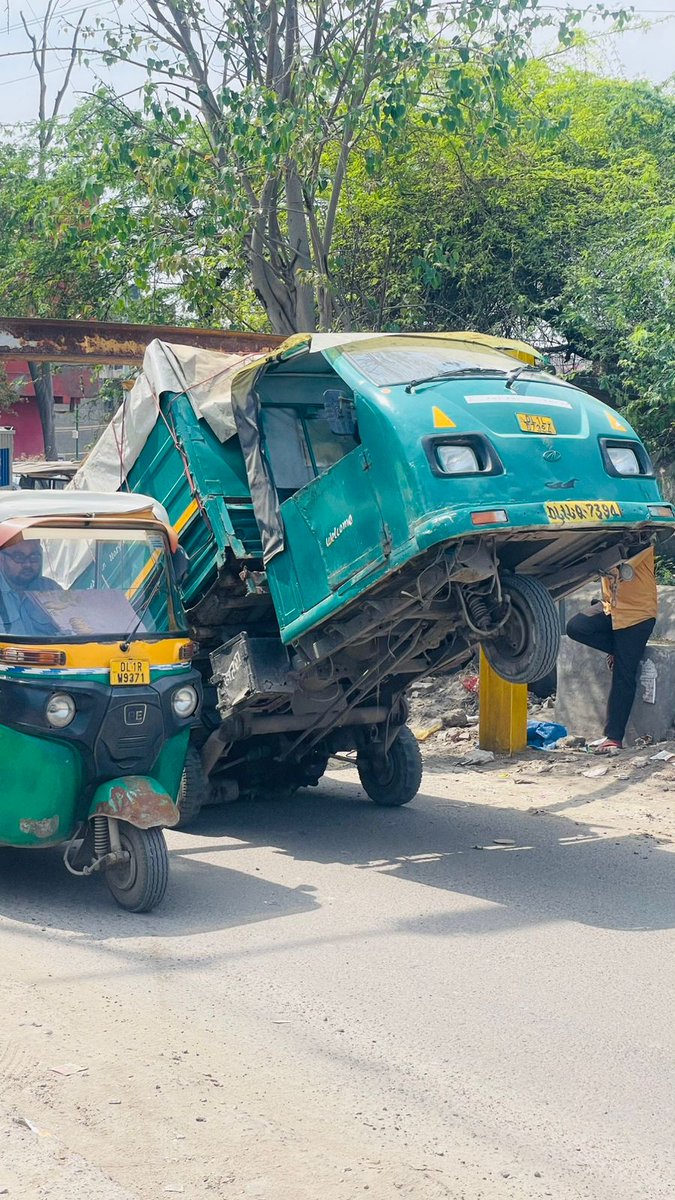 Chefnitinpal's tweet photo. On the road today. #delhitrafficpolice 

 Suggest a good caption for this. Blocking road and traffic. https://t.co/peAeXxe0Kk