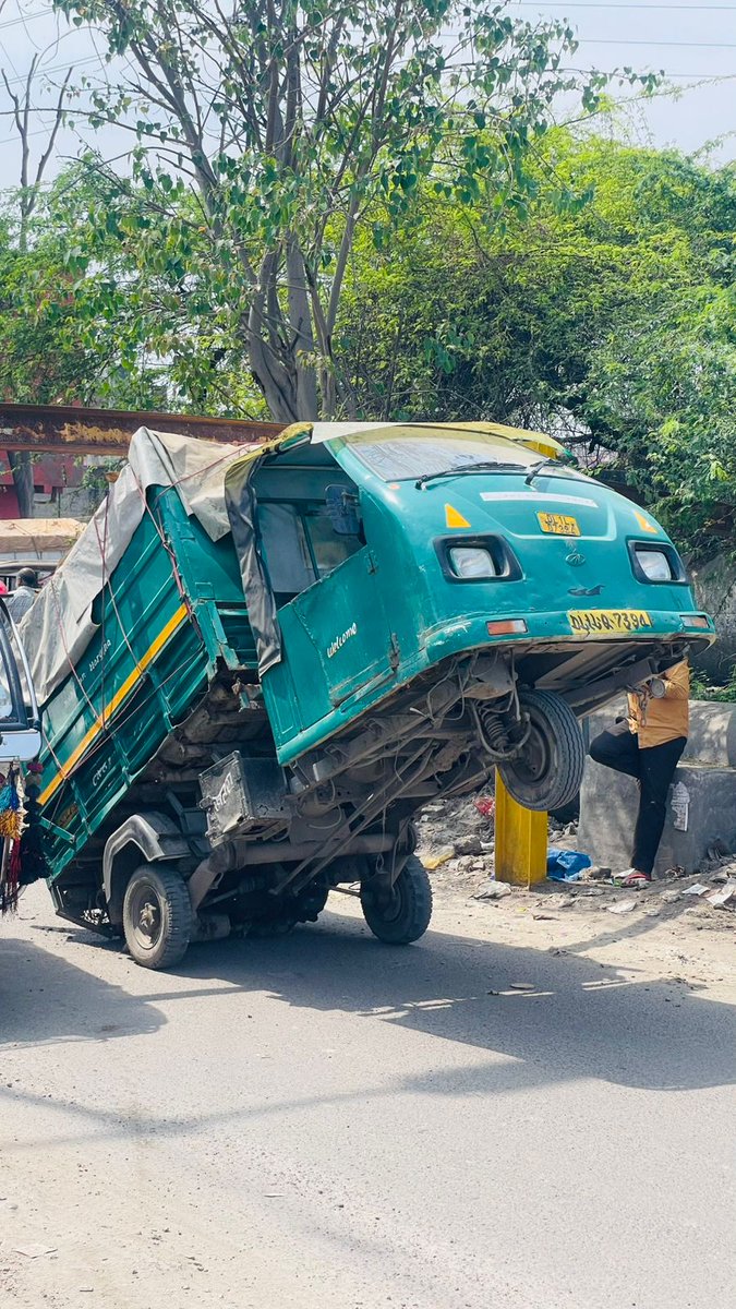 Chefnitinpal's tweet photo. On the road today. #delhitrafficpolice 

 Suggest a good caption for this. Blocking road and traffic. https://t.co/peAeXxe0Kk