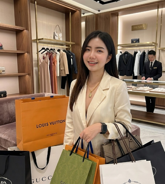 Inn0cent007's tweet photo. "เลือกไม่ถูกก็เหมาให้หมดทุกสีเลยค่ะ! 💸✨ ความสวยต้องลงทุน... แต่ต้นทุนนดาสบายมาก เพราะได้กำไรจาก V e g a s 7 8 7 มาซัพพอร์ตตลอด ใครอยากช้อปแบบไม่ต้องมองป้ายราคา ทักมาถามเคล็ดลับที่ DM นะคะ"
#อนุทิน #พรรคภูมิใจไทย
 #นายกรัฐมนตรี #น้ำมัน 
#ข่าวช่อง8 #อีหร่าน 
#ไทยรัฐทีวี32 https://t.co/nTEsFDP4JL