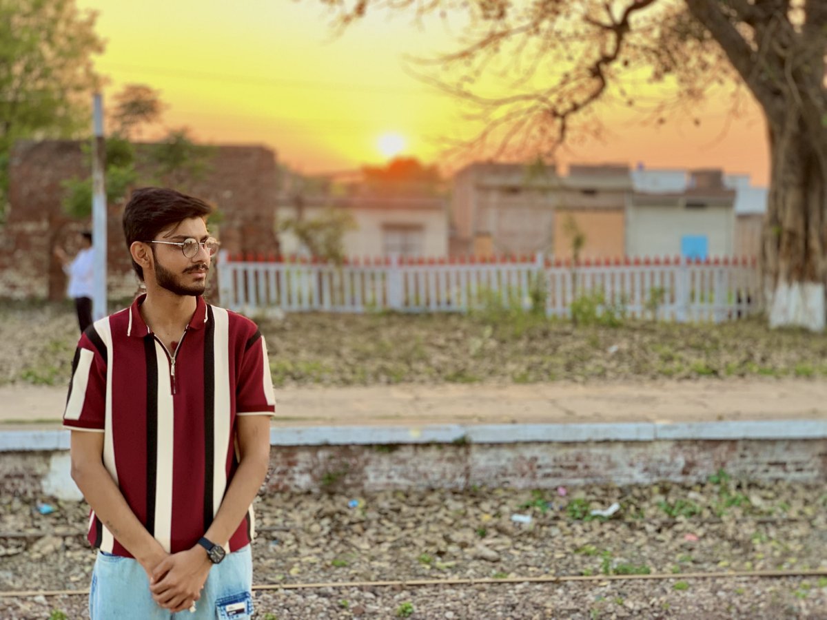 Officialbariib's tweet photo. Kya aapane kabhi ek khubsurat sa sunset dekha hai ? 🌅🤔

Cinematic sunset portrait, Golden hour aesthetic 2026, Pakistani male fashion blogger, Railway station photoshoot, Viral Instagram poses guys
#GoldenHourMagic #PortraitGames #TravelDiaries #CinematicLook #PhotoOfTheDay https://t.co/wew1ALCpLa