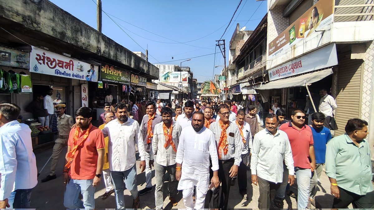 આજ વિસાવદર વિશ્વ હિન્દુ પરિષદ તથા બજરંગ દળ દ્વારા રામનવમીની ઉજવણીઅંતર્ગત શોભાયાત્રાનું આયોજનકરવામાં આવ્યું હતું શોભાયાત્રા રામમંદિરચોકથી સરુ કરી વિસાવદરના મુખ્ય માર્ગોફરીરામમંદિર ખાતે પૂરીકરાયેલ હતી જેમાં વિવિધ સામાજિકસંસ્થાતથા મુસ્લિમ સમાજ  દ્વારા શરબત વિતરણ કરવામાં આવ્યું હતું