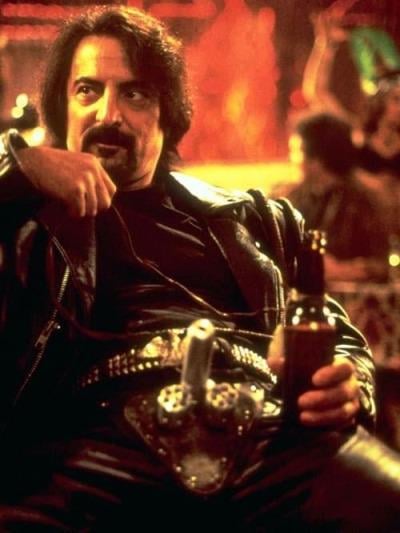 CarlosLorden's tweet photo. @Karistofsky Algo así tuvo que ser seguramente. Por cierto, para cinéfilos, en la película Desperado (1995) en la guitarra de Banderas, ya sale este arma y un año después la lleva puesta Tom Savini en Abierto hasta el amanecer https://t.co/nNLXK0kQzf